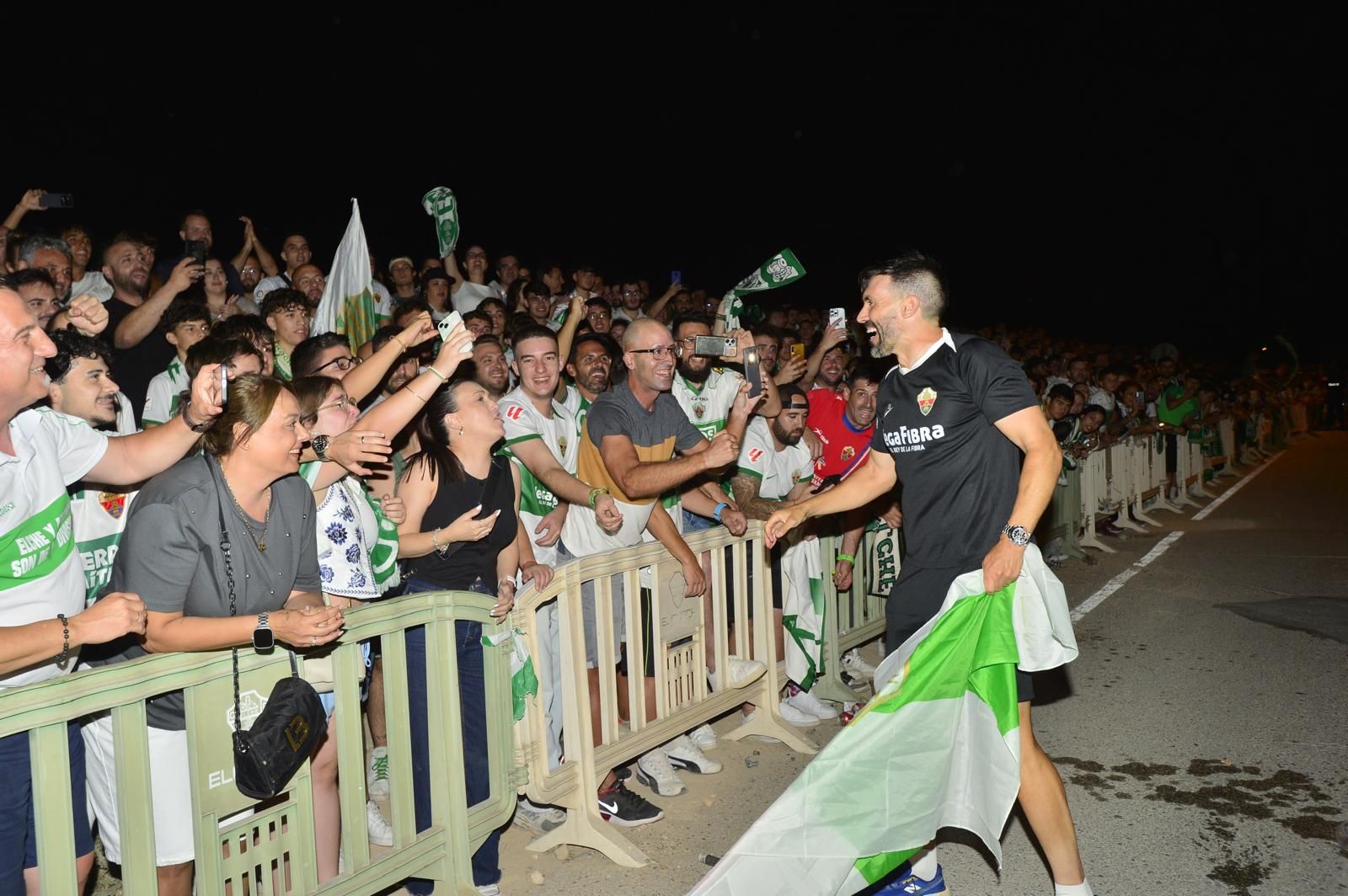 La afición del Elche recibe a los héroes del ascenso a su llegada al Martínez Valero