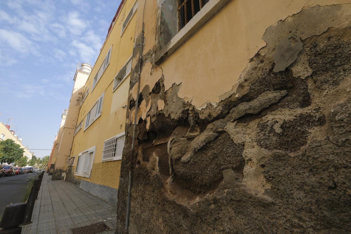 Desperfectos en las fachadas de los bloques de Zárate.