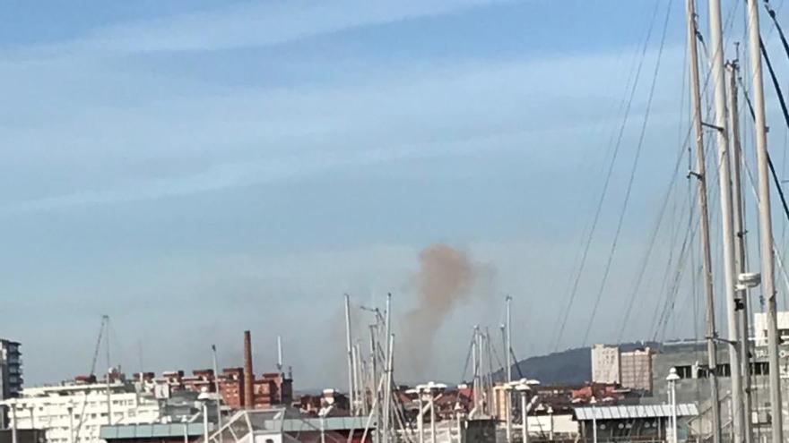 Una nube naranja de contaminación enturbia el cielo de Gijón