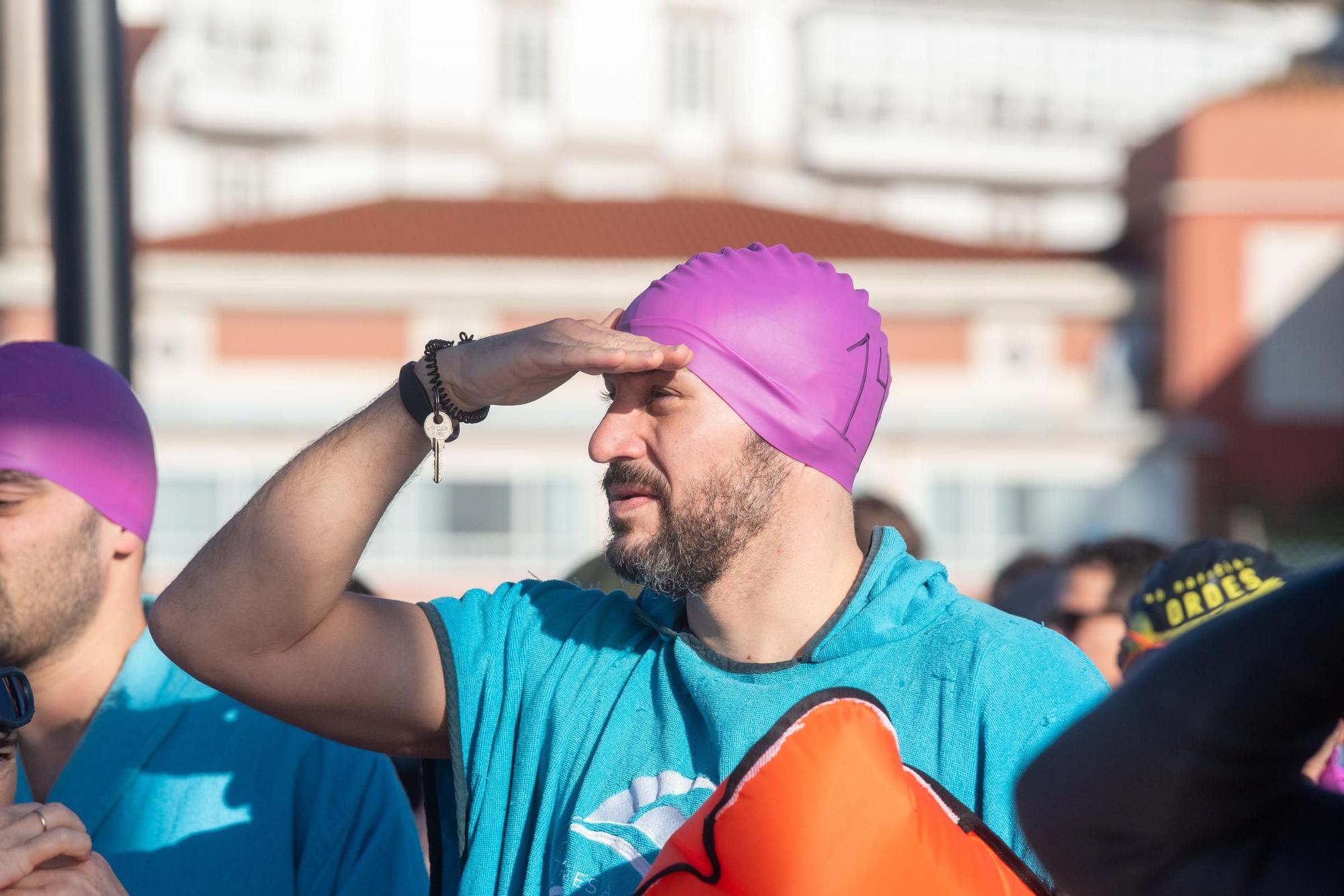 A Coruña desafía al frío y al mar para visibilizar la ELA