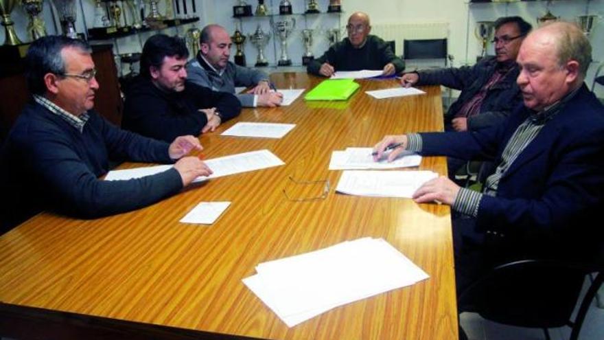 Reunión de la junta gestora del Zamora Club de Fútbol, con el tesorero Manuel Roncero entre ellos, primero por la izquierda.