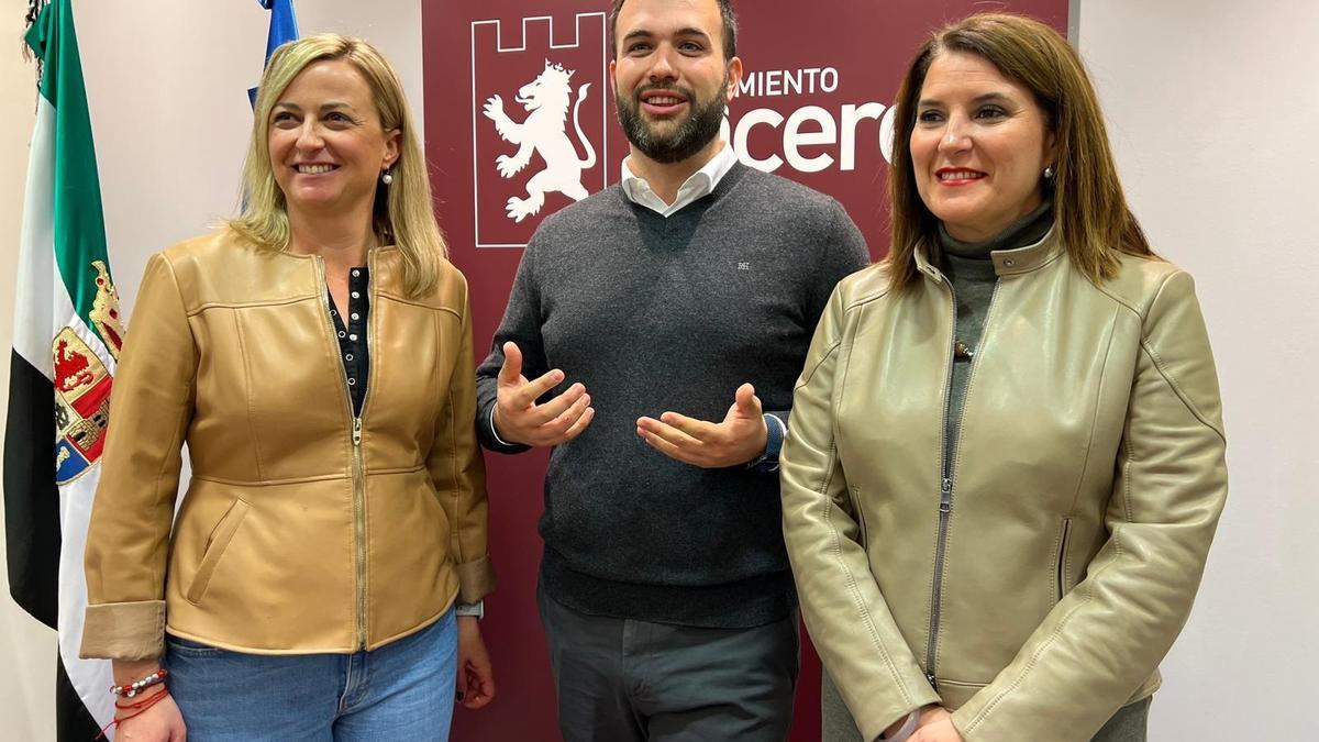 Autoridades que asistieron al viaje oficial en Bután, este miércoles, en la sala de prensa del Ayuntamiento de Cáceres.