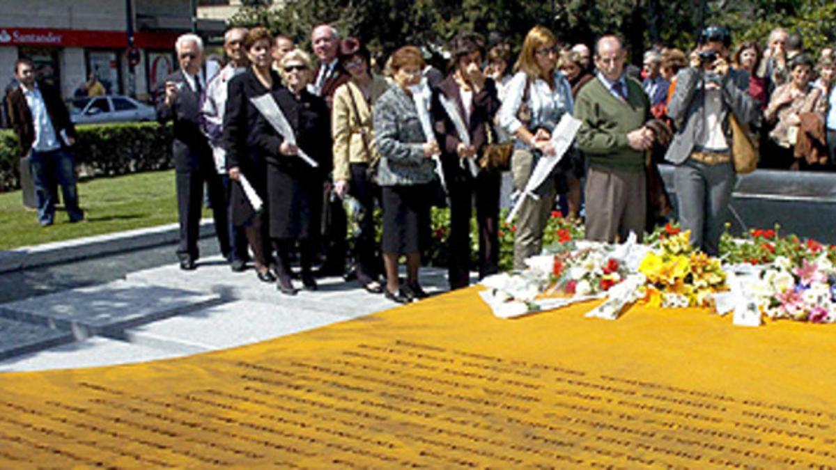 Familiares de los militares fallecidos en el accidente del Yak-42 depositan flores sobre el monumento en su memoria, en el paseo de la Constitución de Zaragoza, el 17 de abril del 2007.