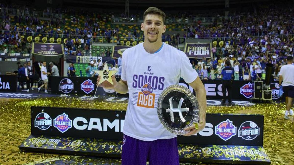 Chumi Ortega, con el trofeo de mejor jugador de la final por el ascenso.