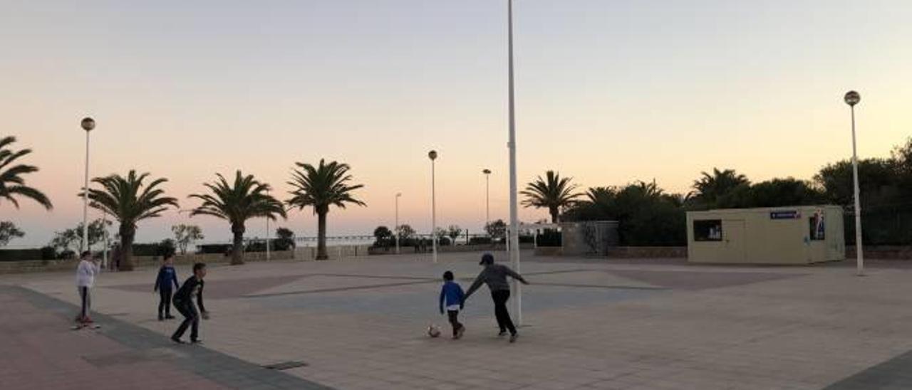 La plaza de la Concordia en el paseo marítimo del Port de Sagunt.