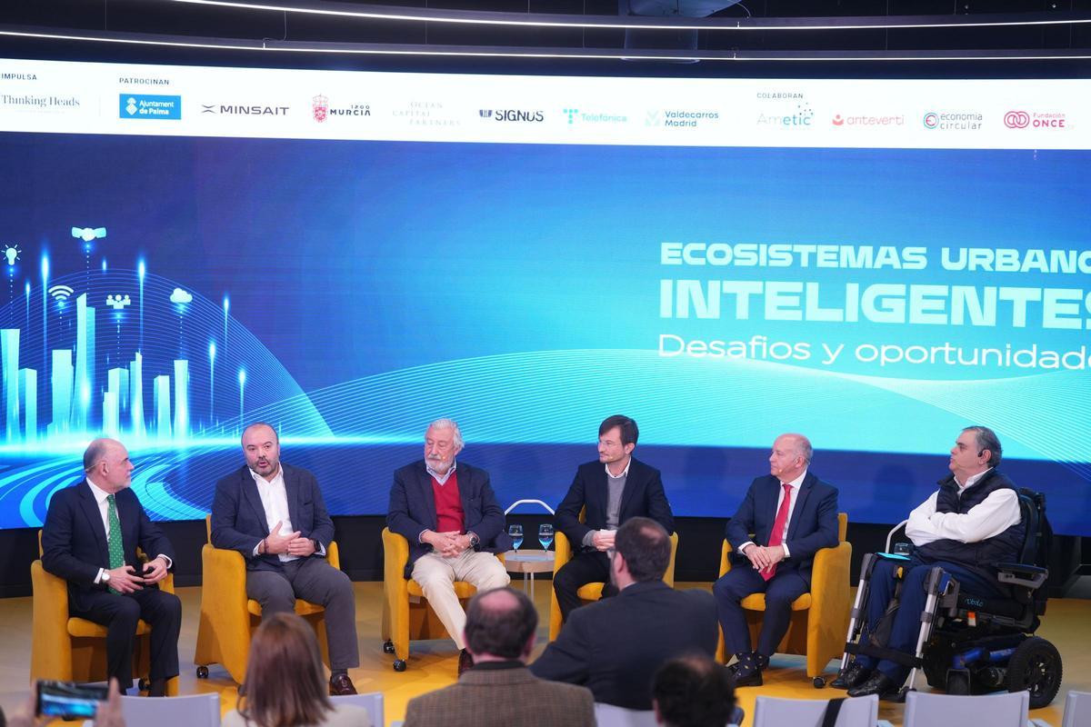 Javier Sánchez Oliva (Ametic), Carlos Carazo (Telefónica Tech), Julio Gómez Pomar (Madrid Green Ubran Mobility Lab), Javier Peña (Las Rozas Innova), Jaime Flores (Canal de Isabel II) y Jesús Hernández (Fundación ONCE), en un momento de la mesa ‘Movilidad, agua y energía en espacios públicos’.