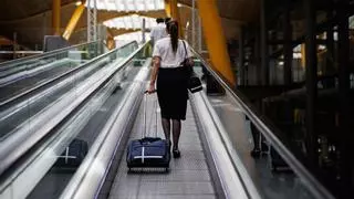 Una azafata revela qué es lo primero que hace al subir a un avión antes de que lleguen los pasajeros