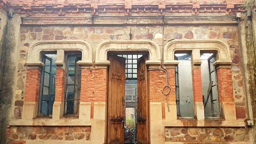 Detalle de la fachada central de la Casa Morán tras el incendio que arrasó el edificio el domingo.