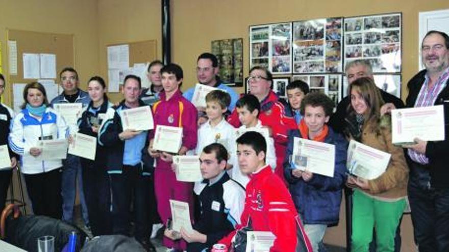 Foto de familia de los ganadores con sus respectivos diplomas.