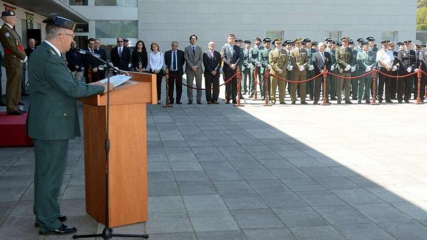 El coronel Miguel Estévez Lara se dirige a los asistentes durante el acto celebrado ayer. // Rafa Vázquez