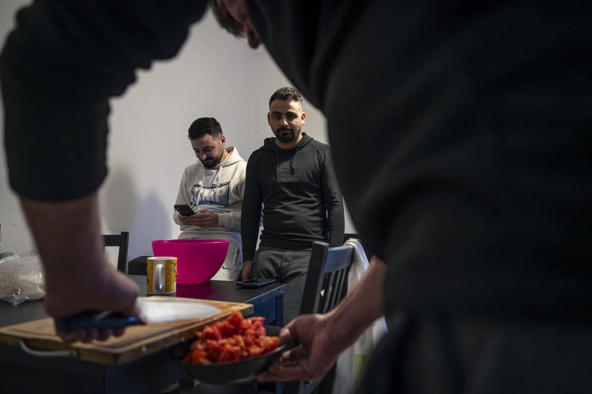 Mehmet prepara el almuerzo para sus compañeros.