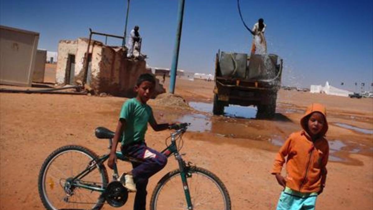 Dos niños saharauis, en el campamento Dajla, en Tindouf (Argelia).