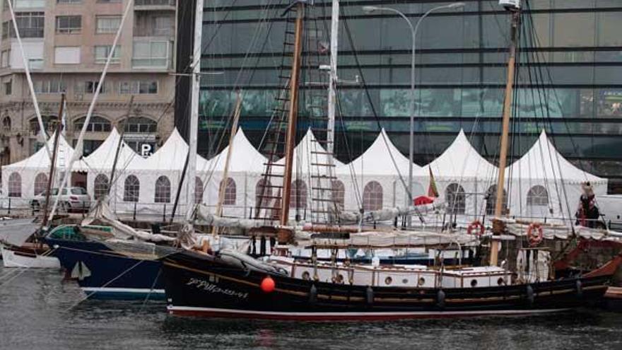 Los veleros que participan en la competición siguen llegando al puerto vigués. - La dársena de A Laxe continúa llenándose, poco a poco, con las treinta embarcaciones que saldrán el próximo domingo desde el puerto vigués en la primera etapa del Desafío Atlántico de Grandes Veleros. A medida que llegan al recinto olívico se van uniendo a la flotilla formada por galeones y dornas, ya preparados, para una exposición a flote de embarcaciones tradicionales. Así, los primeros en arribar fueron el velero Juan de Lángara, la goleta Evangelina y el ketch El Zorba.