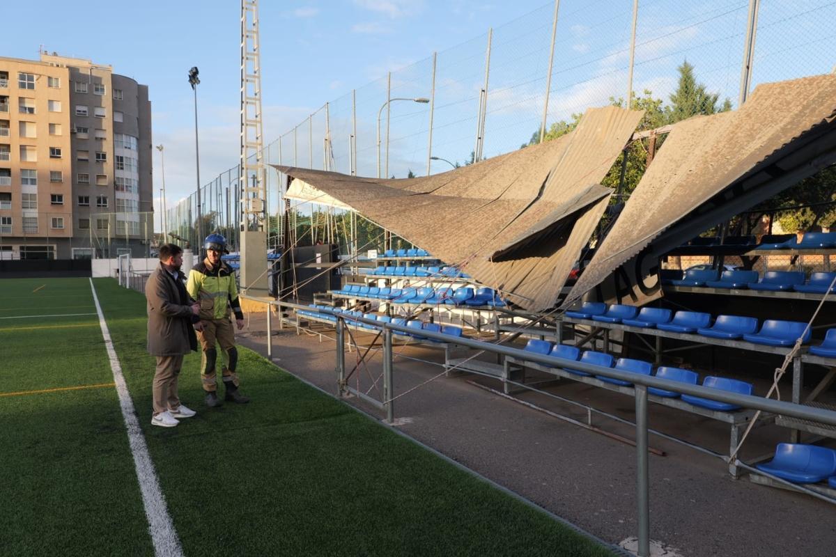 La pérgola del graderío del campo municipal de fútbol de Ciudad Jardín en Cartagena ha colapsado por el viento