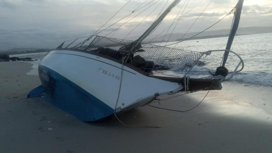 El barco apareció sin nadie en su interior y con el timón roto // FdV