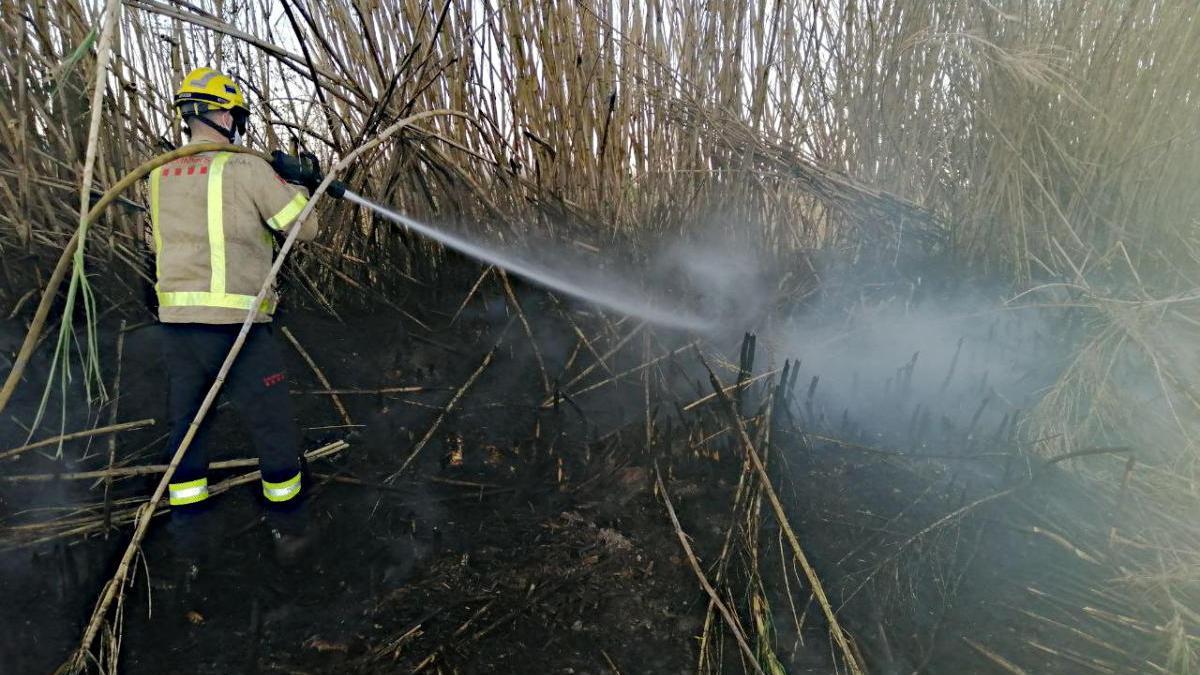 Bombers treballant en l&#039;extinció del foc