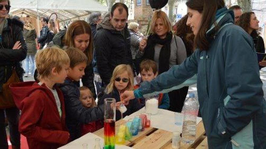 Infants experimentant a l&#039;estand de l&#039;Exploratori de Recursos de la Natura, ahir