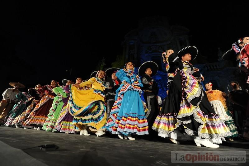 La Antorcha de la Amistad y el Moneo brillan en colores con motivo de este Festival Internacional de Folclore