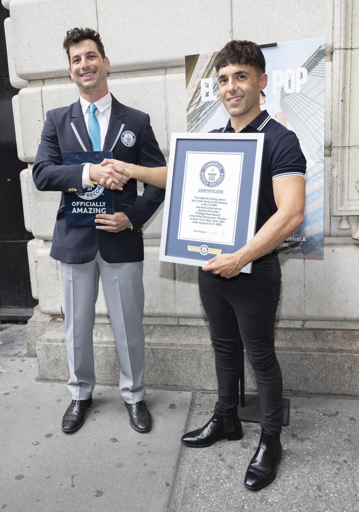 El Mago Pop recibe premio Récord Guiness por recaudación en un show en Nueva York.