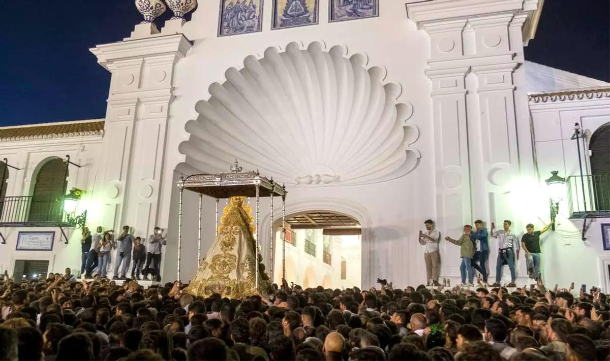 Imagen de la Virgen del Rocío frente al Santuario en la aldea almonteña.