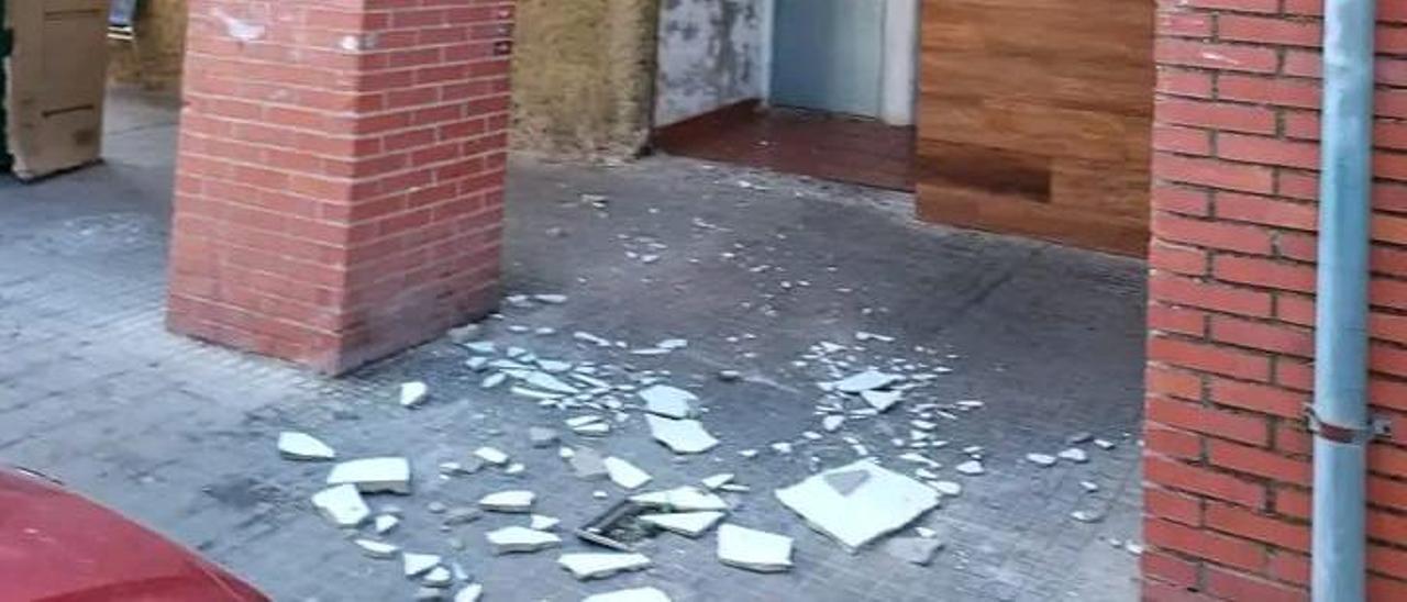 Desprendimiento de materiales de una zona común de Las Moreras, en una imagen facilitada por el grupo municipal socialista.