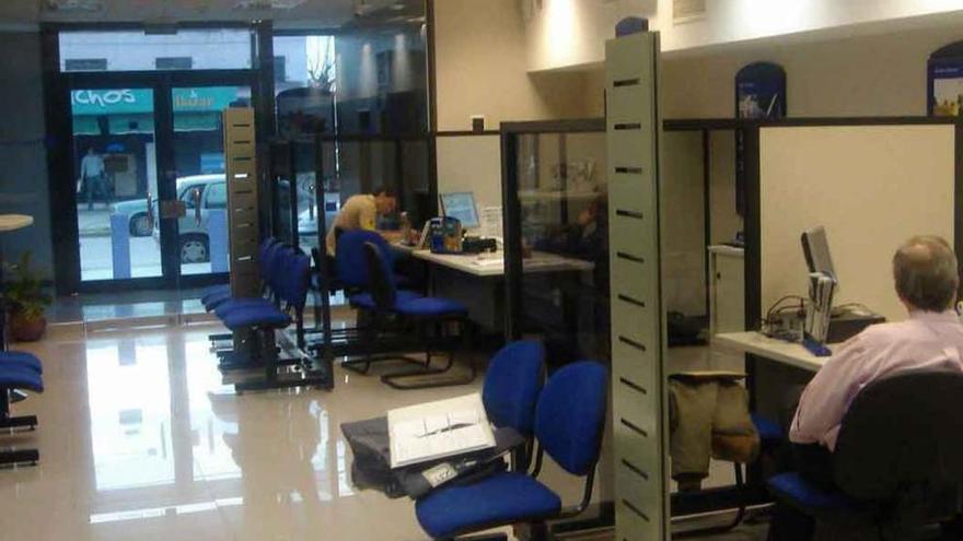 Interior de una sucursal bancaria.