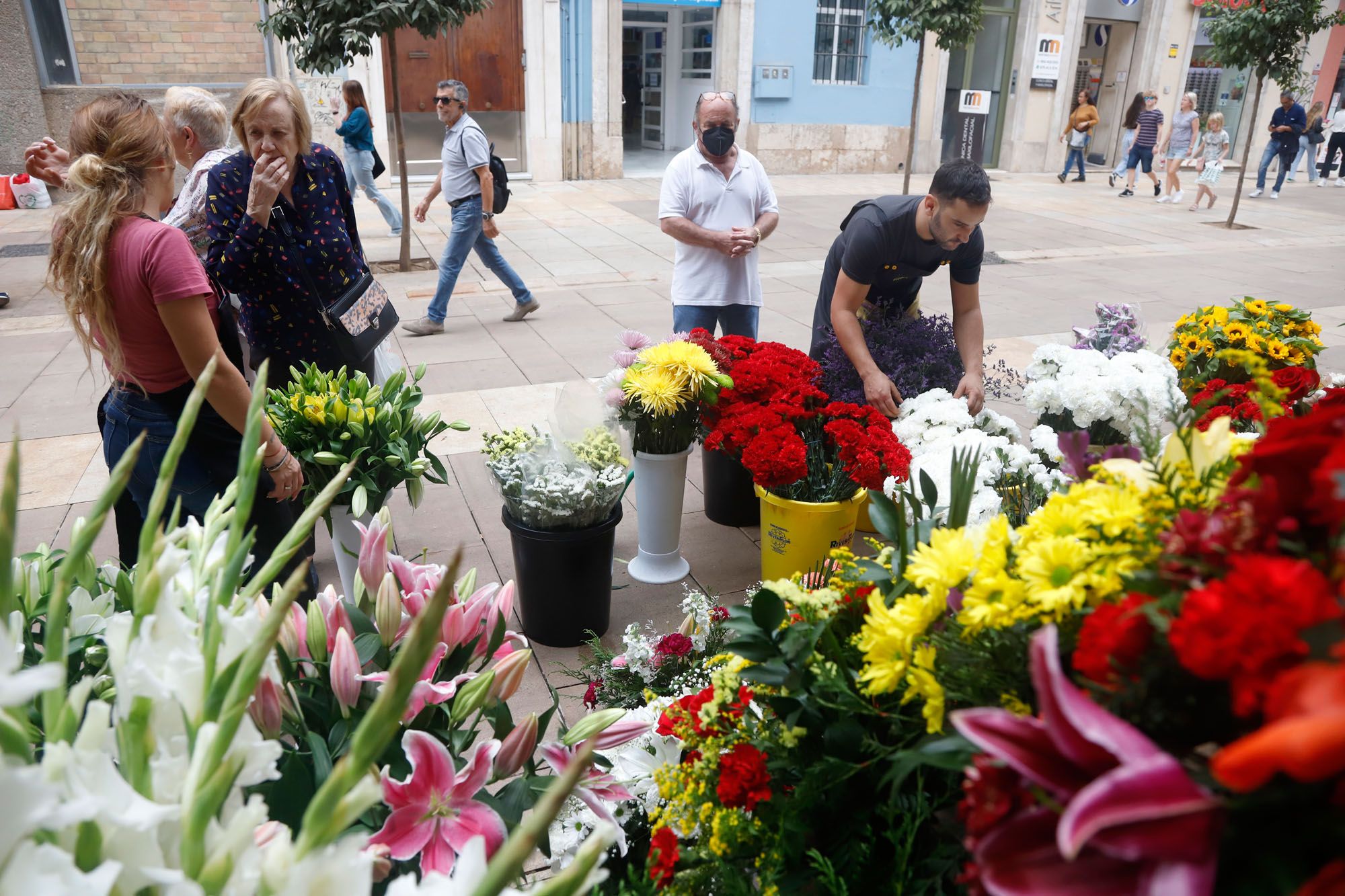 Venta de flores en Málaga de cara al 1 de noviembre, Día de Todos los Santos