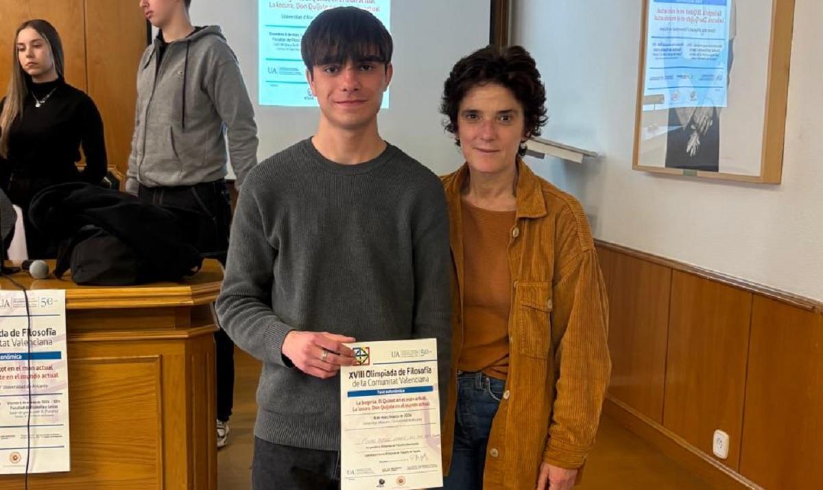 El setabense Arnau Blasco, junto a su tutora.