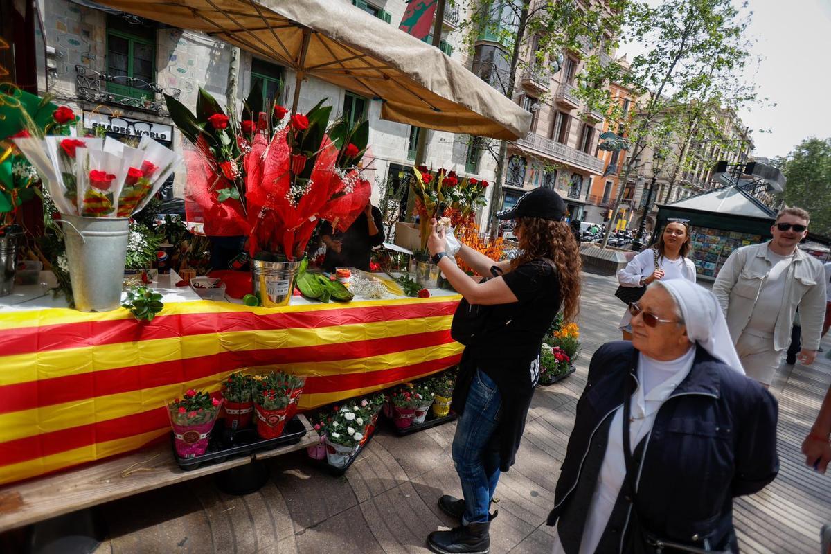 Ambiente previo al día de Sant Jordi en La Rambla de Barcelona