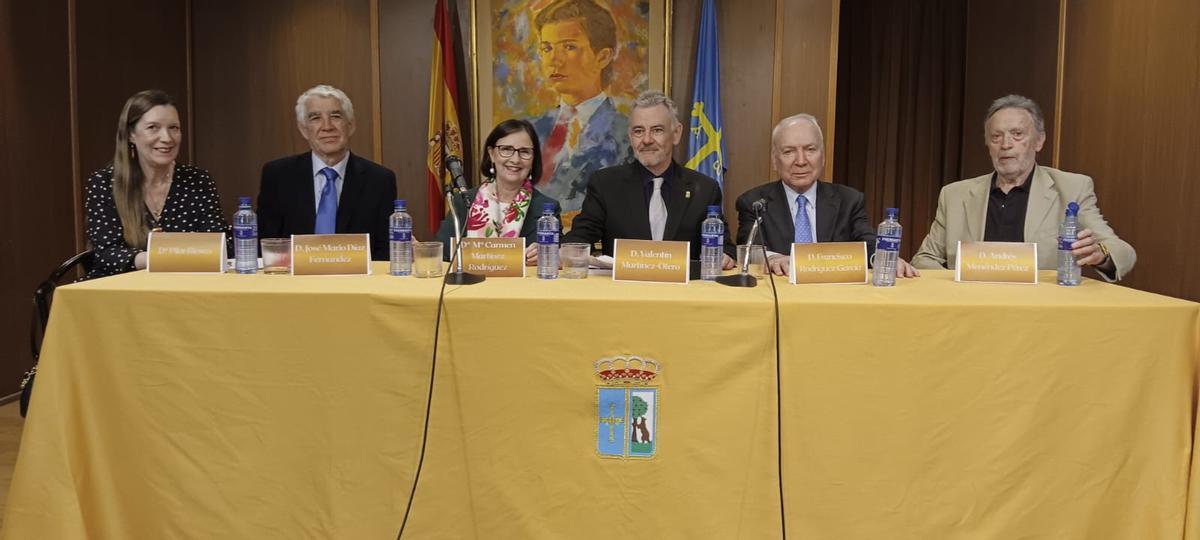 Por la izquierda, Pilar Riesco (secretaria general del Centro), José Marío Díaz (catedrático), Carmen Martínez, Valentín Martínez (presidente del Centro), Francisco Rodríguez (empresario) y Andrés Menéndez (presidente adjunto del Centro), ayer en Madrid
