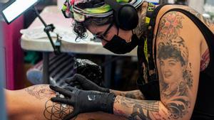 Una artista tatuando una pierna, en la Barcelona Tattoo Expo del año pasado. 