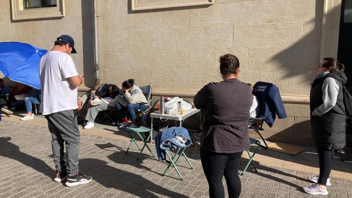 Colas para adquirir una entrada para la Canción de la Risa