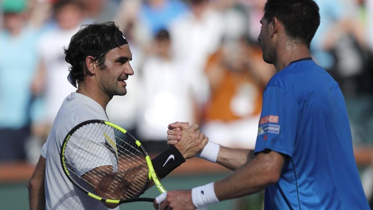 El argentino Federico Delbonis felicita a Federer tras pasar ronda