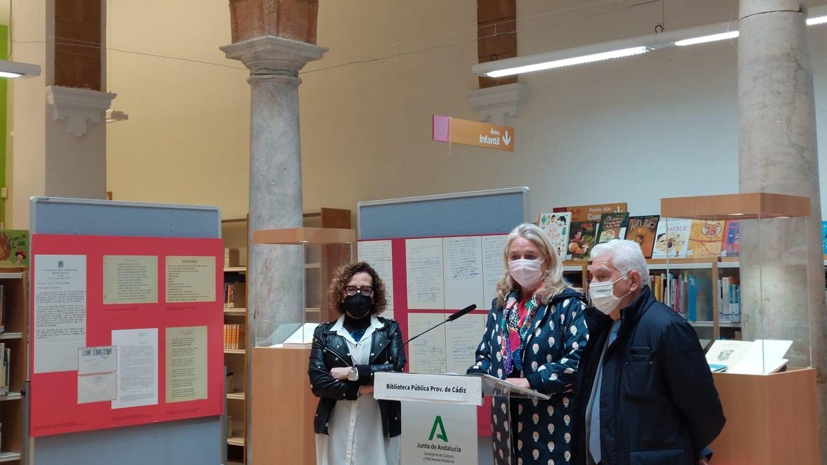 Autoridades asistentes a la inauguración de la muestra.