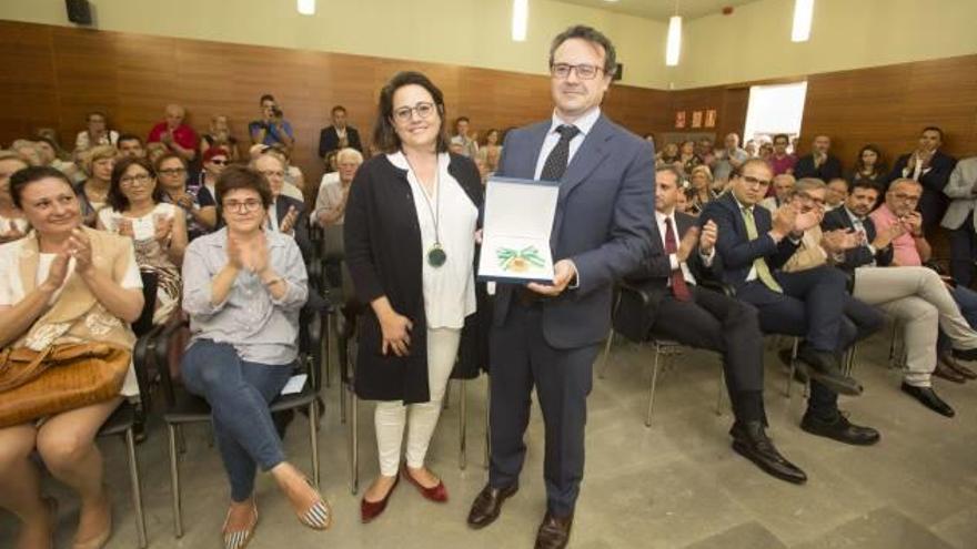 Cuatro de los hijos de Luisa Pastor -las dos sentadas y los dos de pie- recogieron la medalla.