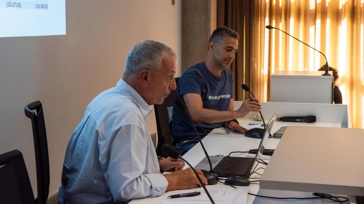 El president del CE Manresa, Lluís Basiana, en primer terme, i el vicepresident, Francesc Sòria, durant l'assemblea ordinària de l'any passat