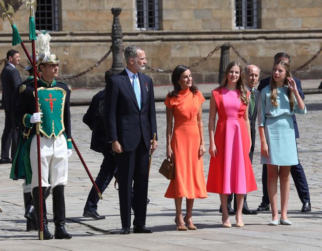 El rey Felipe VI realiza la Ofrenda al Apóstol acompañado de la reina Letizia y sus hijas
