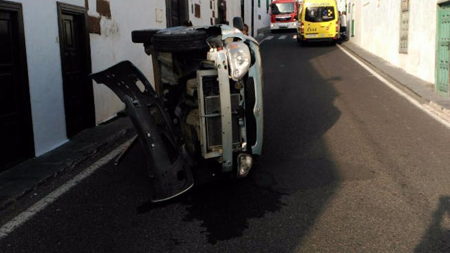 Una mujer resulta herida leve tras volcar su coche en Teguise