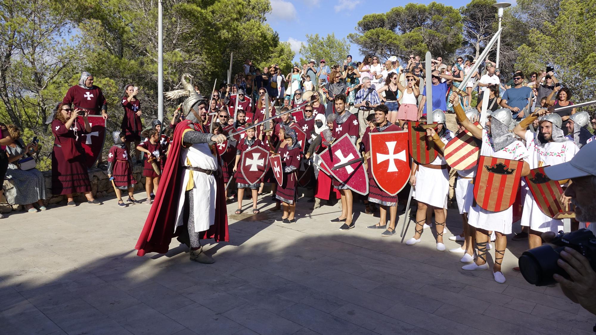 Batalla multitudinaria y festiva en la playa de Santa Ponça