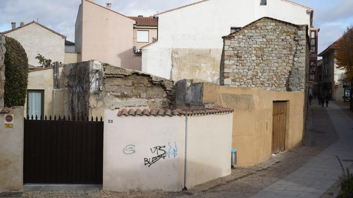 Solar en el que se encuentra la pared medianera que se desplomó en parte.