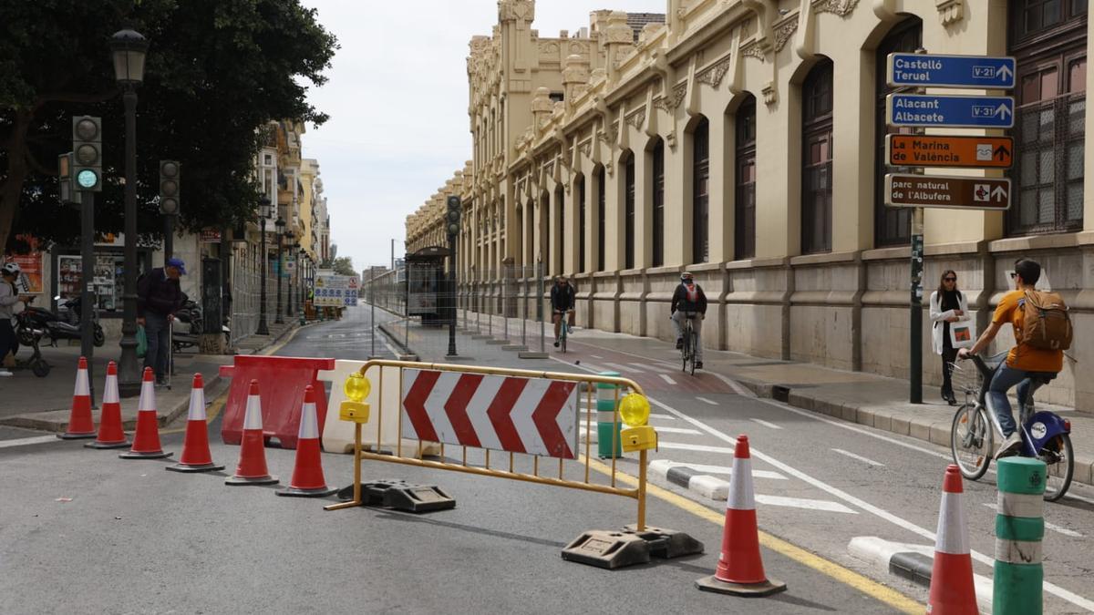 Tall de la circulació al carrer Alacant per les obres del canó per a vianants