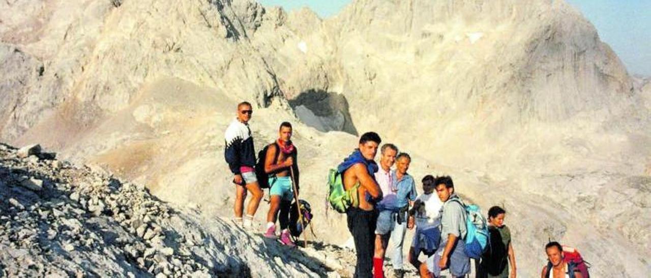 El grupo, al borde del Jou de Cerredo. De izquierda a derecha, Alberto, Andrés, Paco Fernández, Melchor, Obdulio, Ana, Tom, Lucía y Chucho López. Como fondo, Torrecerredo a la izquierda, la Torre de Labrouche a su derecha y el Pico de los Cabrones en el centro. Hizo la foto Isidoro Nicieza.