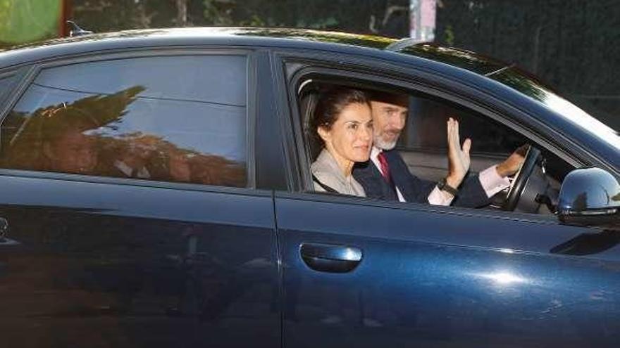 Los Reyes llevan a sus hijas a clase en el primer día del curso escolar