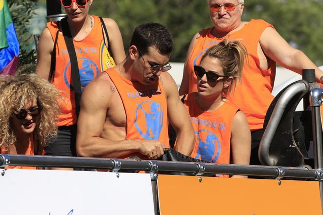 Mario Casas y Blanca Suárez conversan durante un momento del desfile de carrozas de la fiesta del Orgullo en Madrid