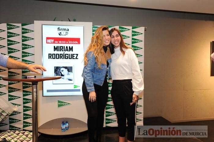 Miriam Rodríguez firma discos en El Corte Inglés