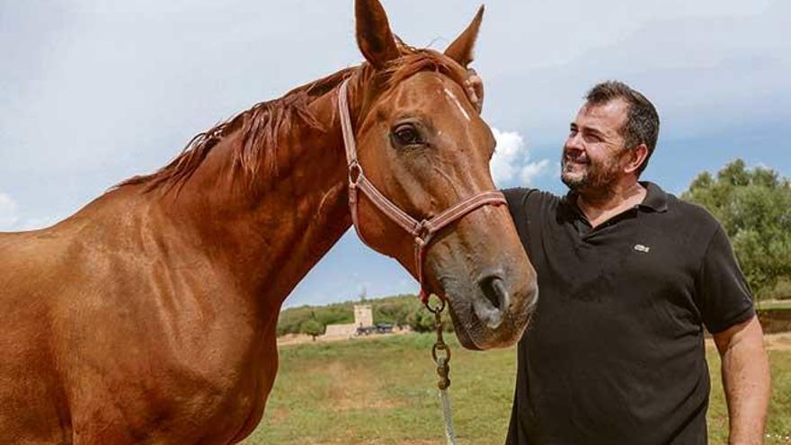 El cocinero Miquel Calent posa, en Sant Jordi, con su yegua Woelkchen.