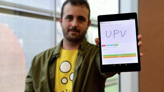 Uno de los investigadores muestra la escritura que crea la nueva aplicación.