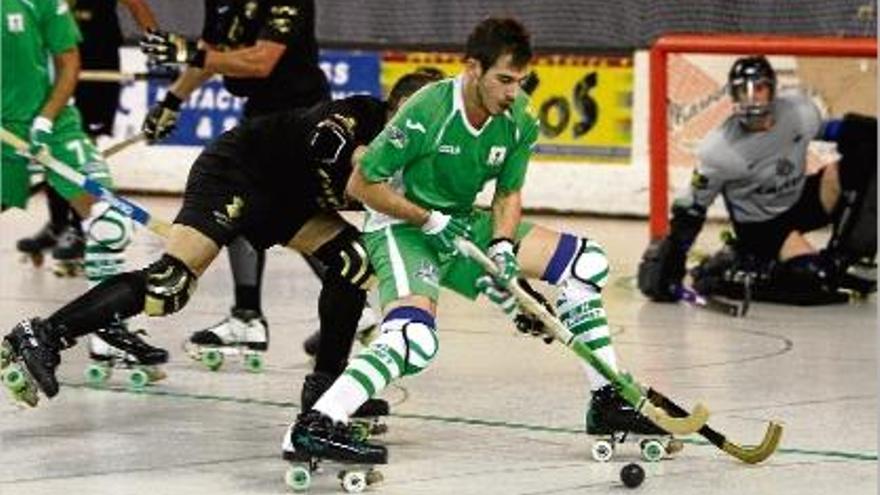 Víctor Crespo, fill de l&#039;exalcade, en un derbi contra el Blanes de la primera volta.