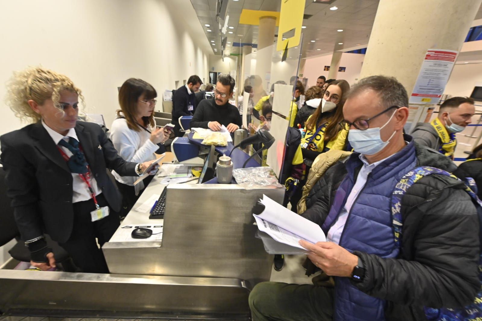 Salida de los aficionados del Villarreal desde el aeropuerto