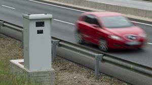 Un coche pasa junto a un radar de control de velocidad.